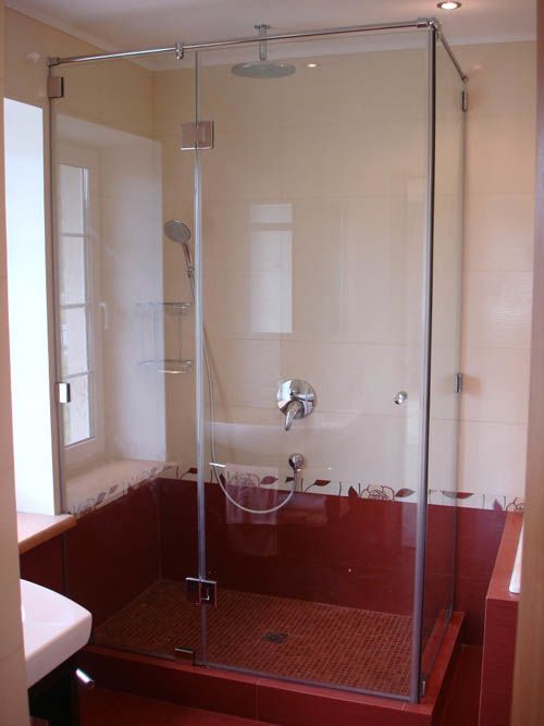 Перегородки из стекла для ванной комнаты в жилом помещении