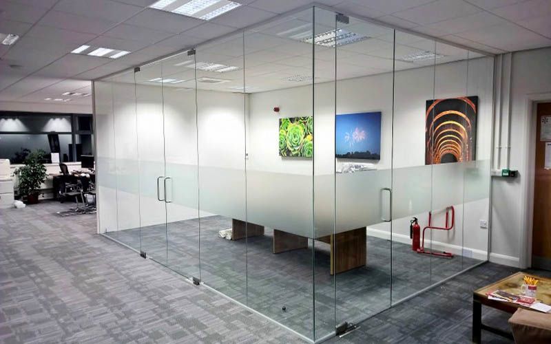 Стационарные стеклянные бескаркасные офисные перегородки