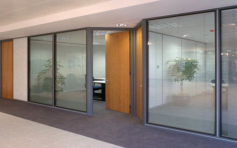 Комбинированные стационарные перегородки с офисными дверями