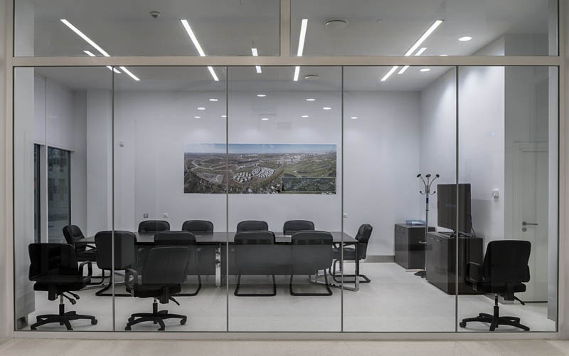 Переговорные комнаты из стационарных стеклянных офисных перегородок 
