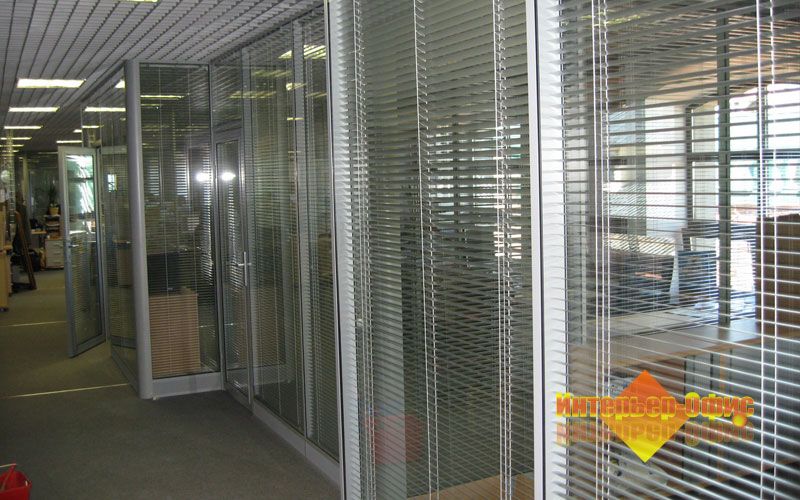 Стеклянные матовые перегородки для отделения коридорной зоны от рабочих кабинетов