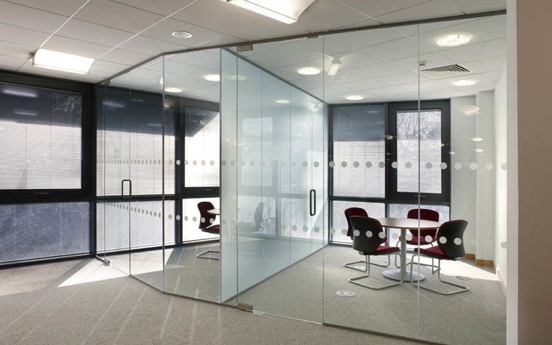 Офисные помещения произвольной формы из стеклянных перегородок