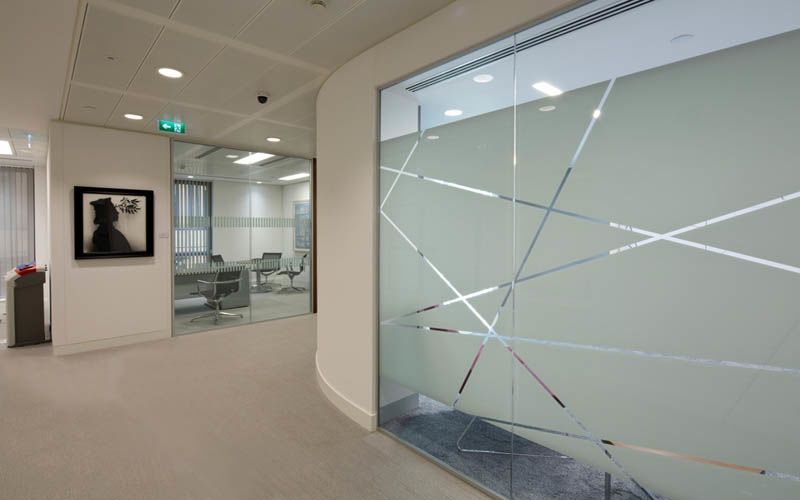 Комбинированные офисные перегородки из стеклянных и глухих секций округлой формы