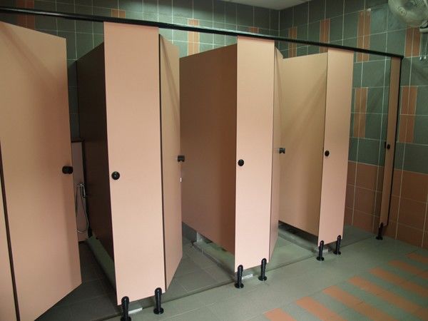 Перегородки для туалета из ДСП на металлическом крашенном профили
