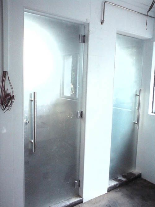 Стеклянные двери для туалетов 